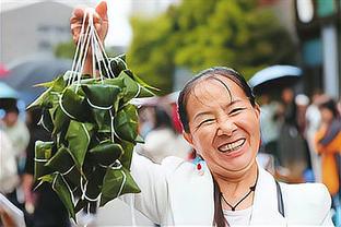 这腰太妖！詹姆斯360度超级拧麻花上篮 替补席集体抱头不敢相信